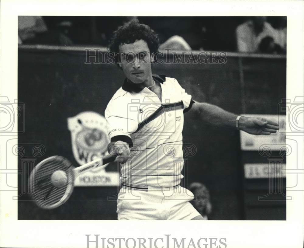 1982 Press Photo Tennis player Jose Luis Cleric hits tennis ball to opponent. - Historic Images