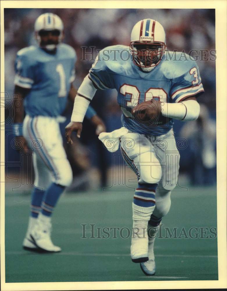 1989 Press Photo Mike Rozier runs for yardage gain after handoff by Warren Moon.- Historic Images