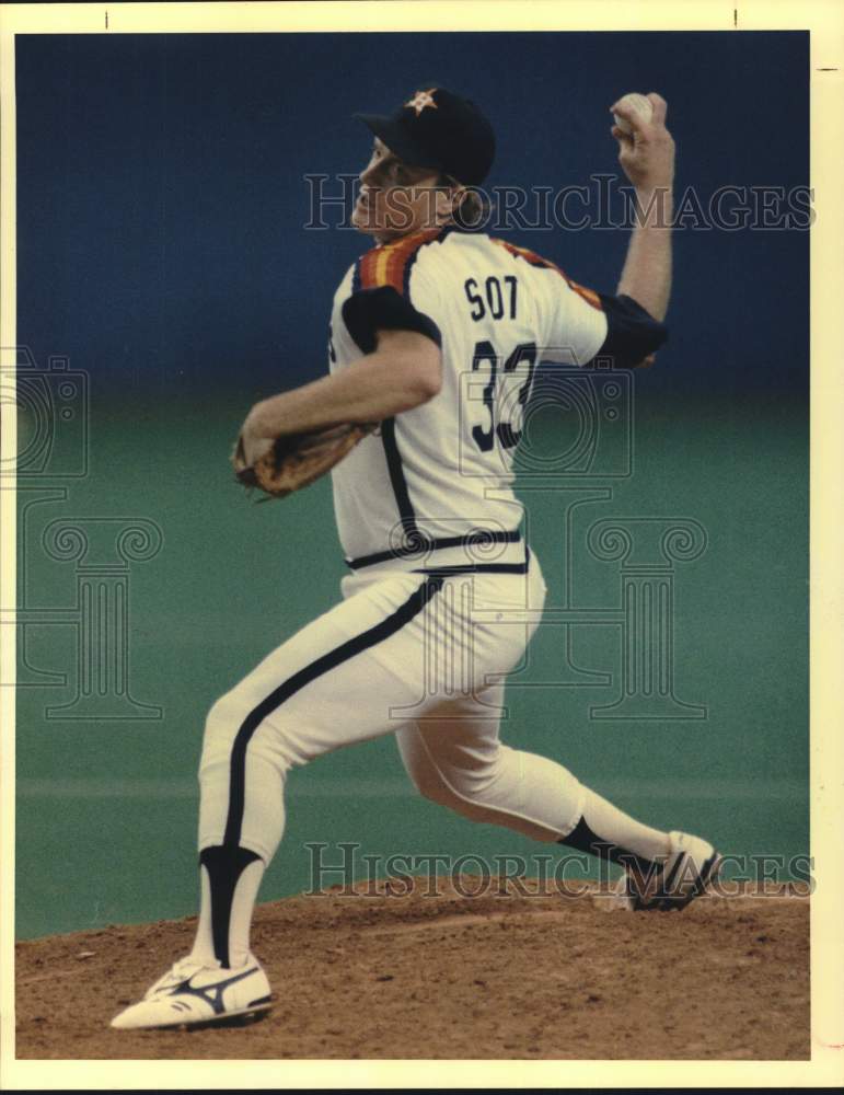 1988 Press Photo Astros&#39; baseball pitcher delivers pitch from mound at Dome.- Historic Images