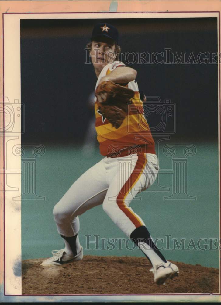 1986 Press Photo Houston Astros pitcher Mike &quot;Mr. No-Hit&quot; Scott delivers pitch.- Historic Images