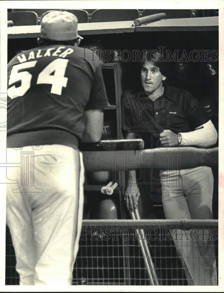 1983 Press Photo Houston Astros&#39; Joe Sambito and Jerry Walker talk in dugout.- Historic Images