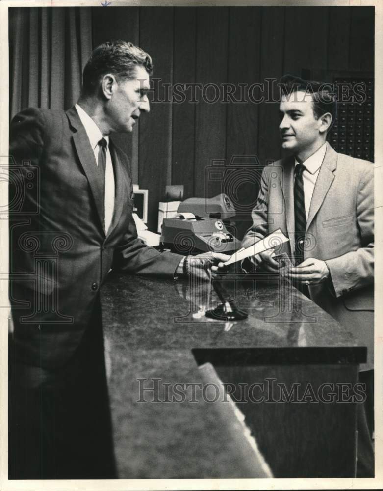 Press Photo Bob Schulze, Texas football coach and man chat. - hps02009 - Historic Images