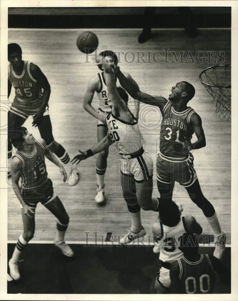 1978 Press Photo UH Mike Schultz battles Rice&#39;s Jackson for basketball. - Historic Images