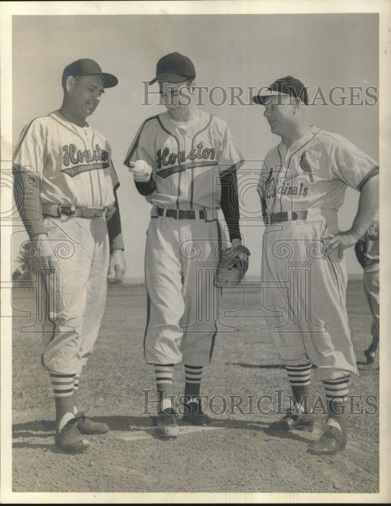 Press Photo Jack Schultea and Houston manager talk with Cardinals' official. - Historic Images
