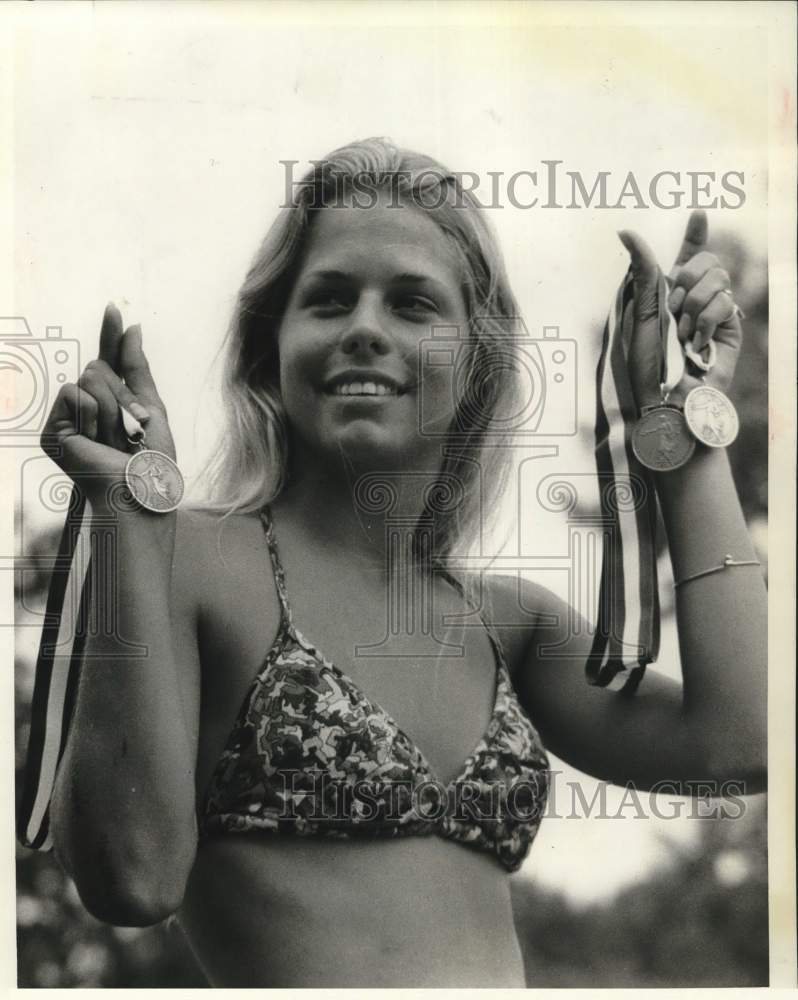 1971 Press Photo Swimmer Mary Samson shows AAU swimmers&#39; medals. - hps02042- Historic Images