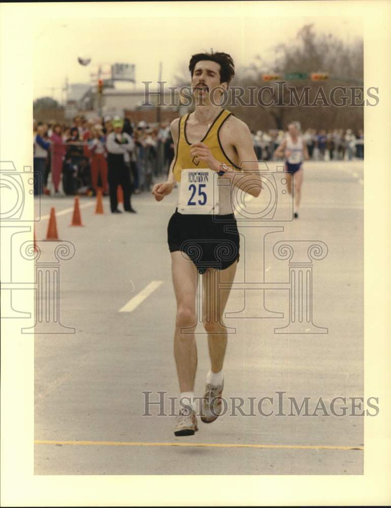 1990 Press Photo Russian distance runner, Oleg Safronov crosses finish line. - Historic Images