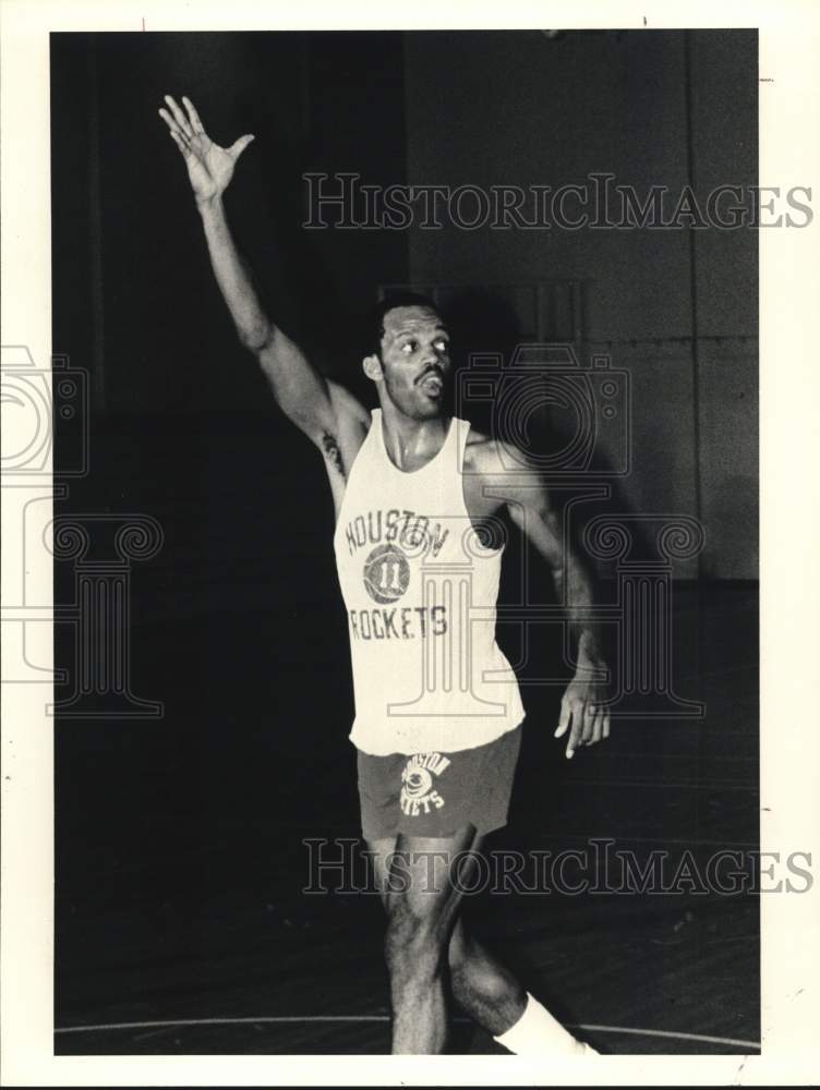 1986 Press Photo Houston Rockets&#39; Carlos Clarke signals for basketball pass.- Historic Images