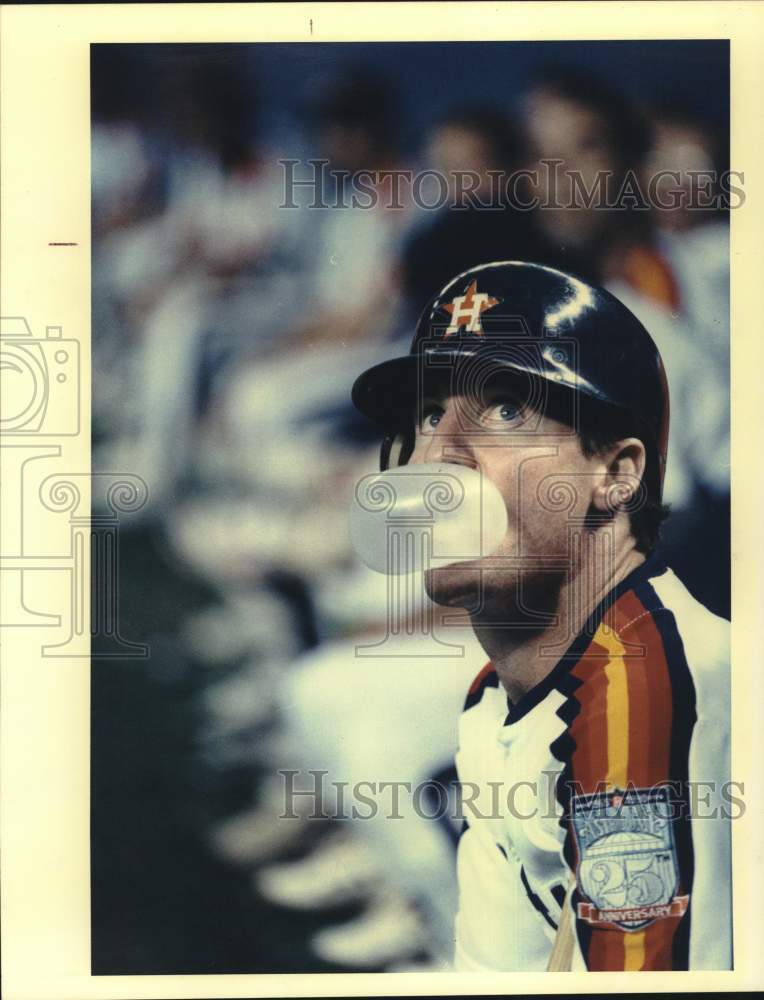 1990 Press Photo Houston Oilers&#39; Casey Candaele blows bubbles waiting to bat. - Historic Images