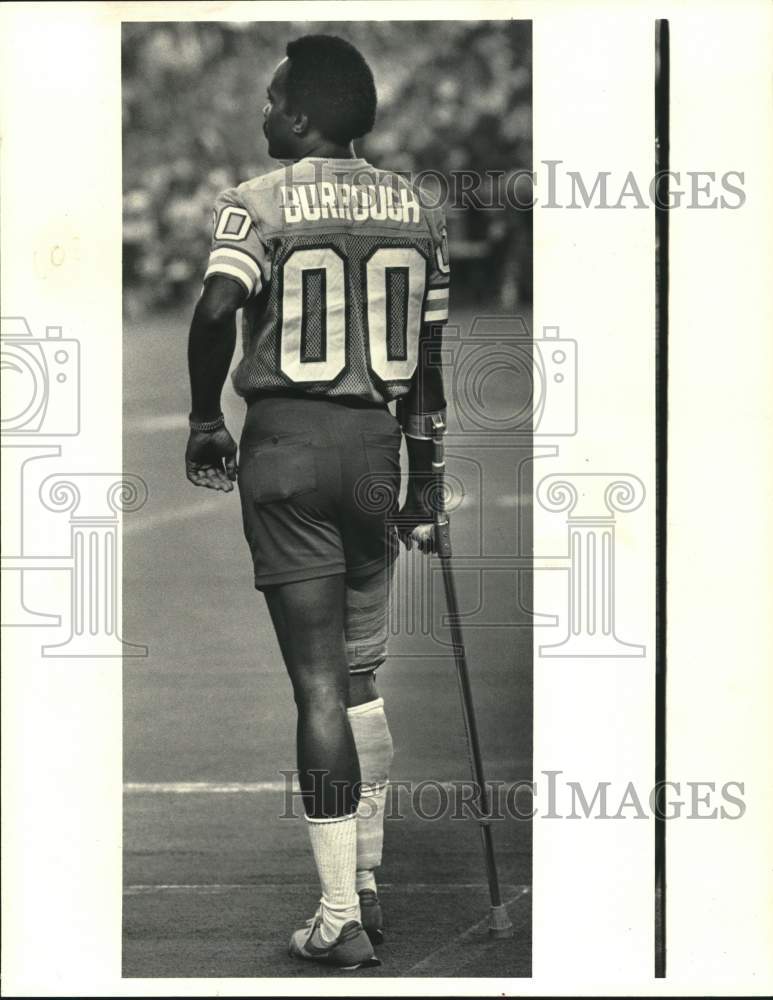 1980 Press Photo Oilers&#39; Ken Burrough stands on sidelines during Buffalo game. - Historic Images