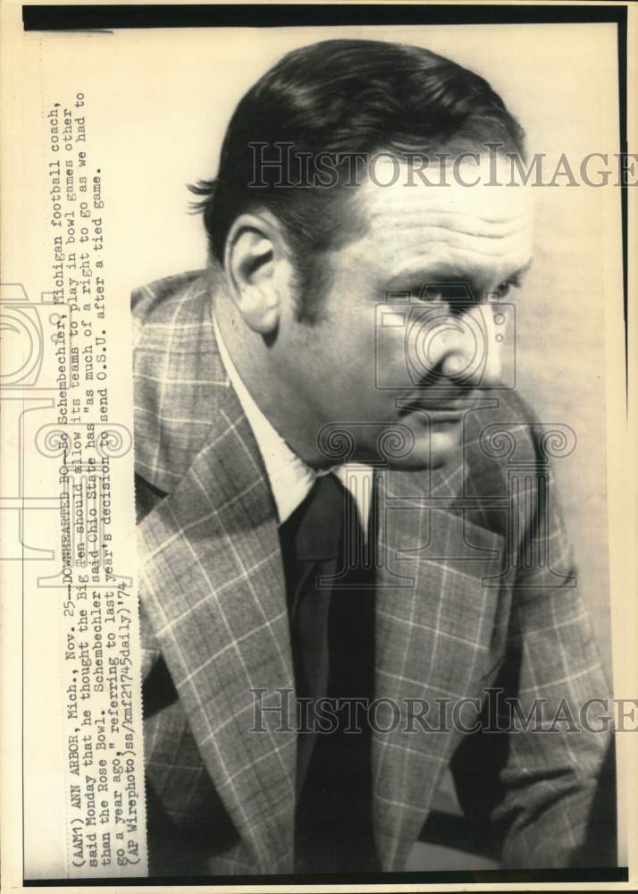 1974 Press Photo Michigan football coach Bo Schembechler speaks in Ann Arbor. - Historic Images