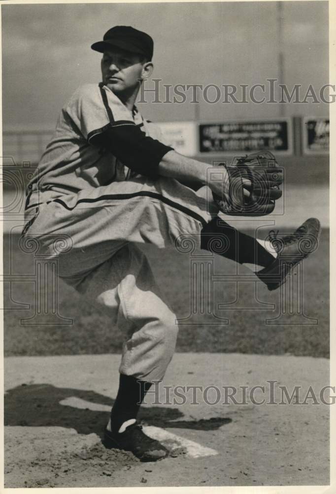 1959 Press Photo Baseball pitcher Florian Cassult delivers the pitch. - Historic Images