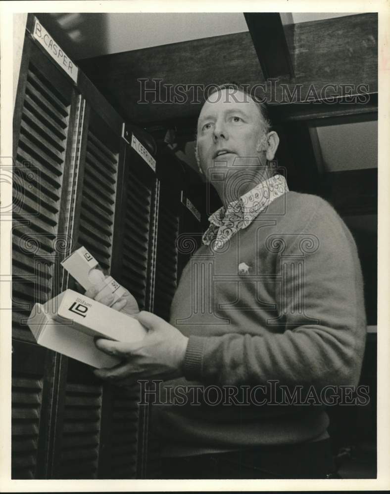 1973 Press Photo Golfer Billy Casper holds box of golf balls. - hps02483 - Historic Images