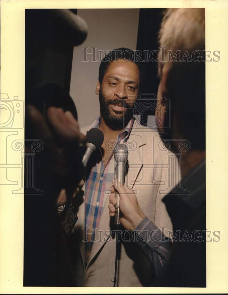 1988 Press Photo Rockets&#39; Don Chaney talks to reporters. - hps02577- Historic Images