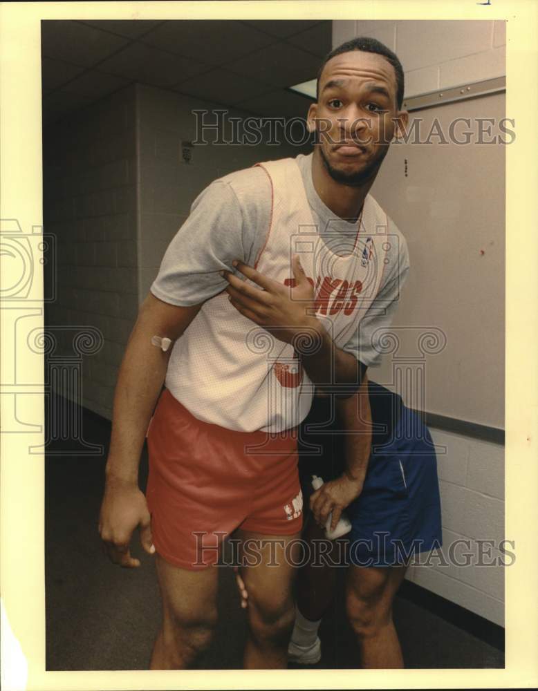1988 Press Photo Rockets Derrick Chievous shows off his ever present band-aid.- Historic Images