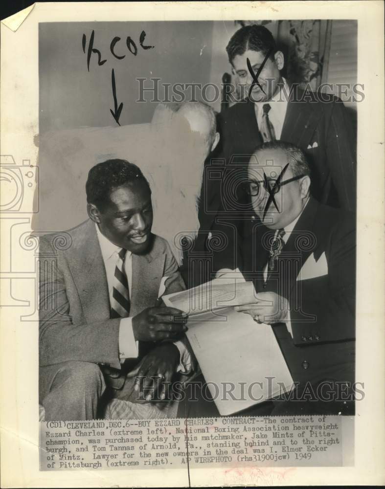 1949 Press Photo Boxer Ezzard Charles shown with officials at contract signing. - Historic Images