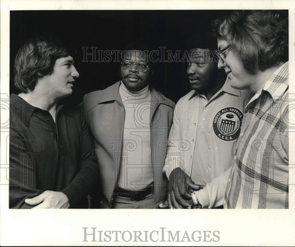 1976 Press Photo Dewey Selmon and guests of Vince Lombardi Award Dinner in TX.- Historic Images