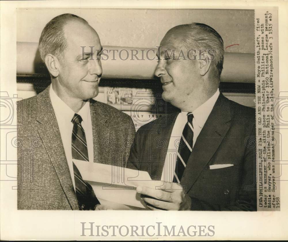 1958 Press Photo Phillies Mayo Smith and Eddie Sawyer chat in Philadelphia. - Historic Images