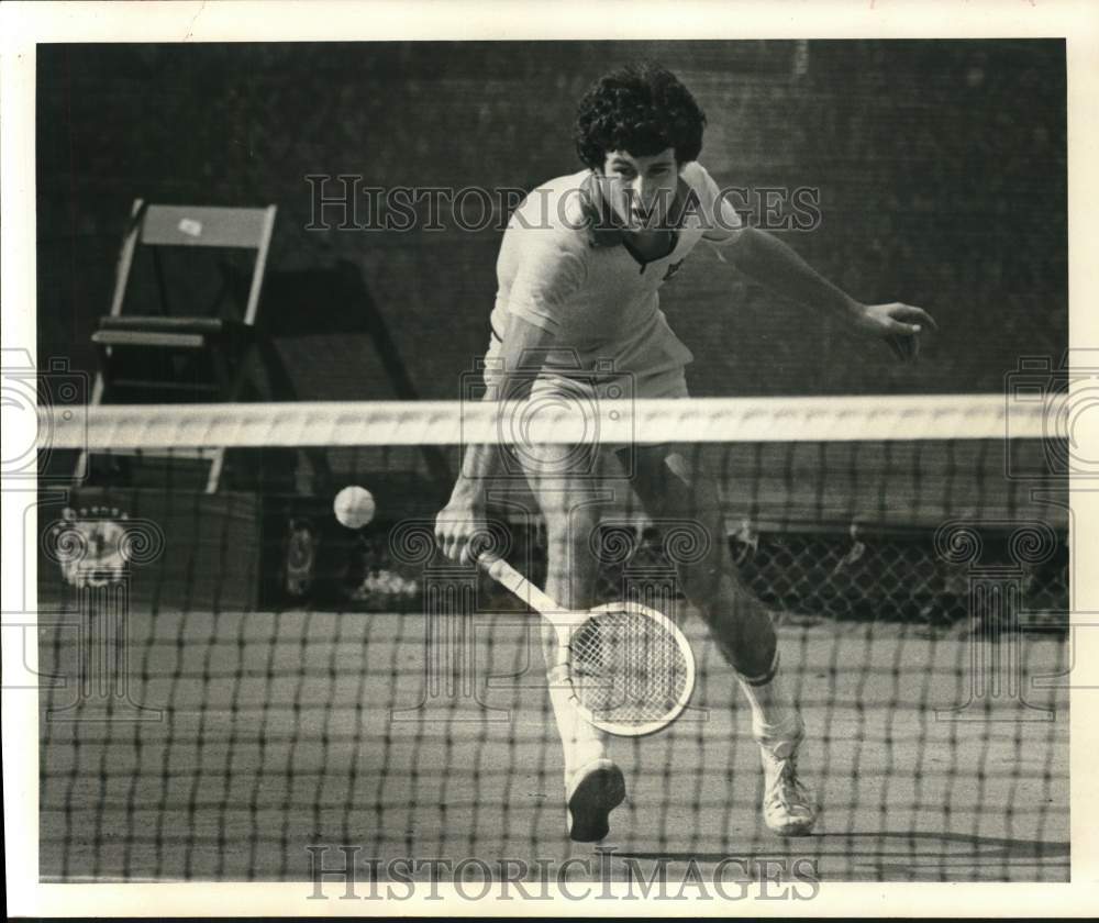 1977 Press Photo Bill Scanlon with backhand lunge at River Oaks tennis match. - Historic Images