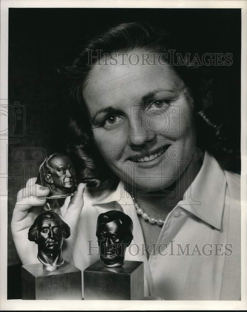 1957 Press Photo Diver Patricia Keller McCormick Poses with Presidential Busts - Historic Images