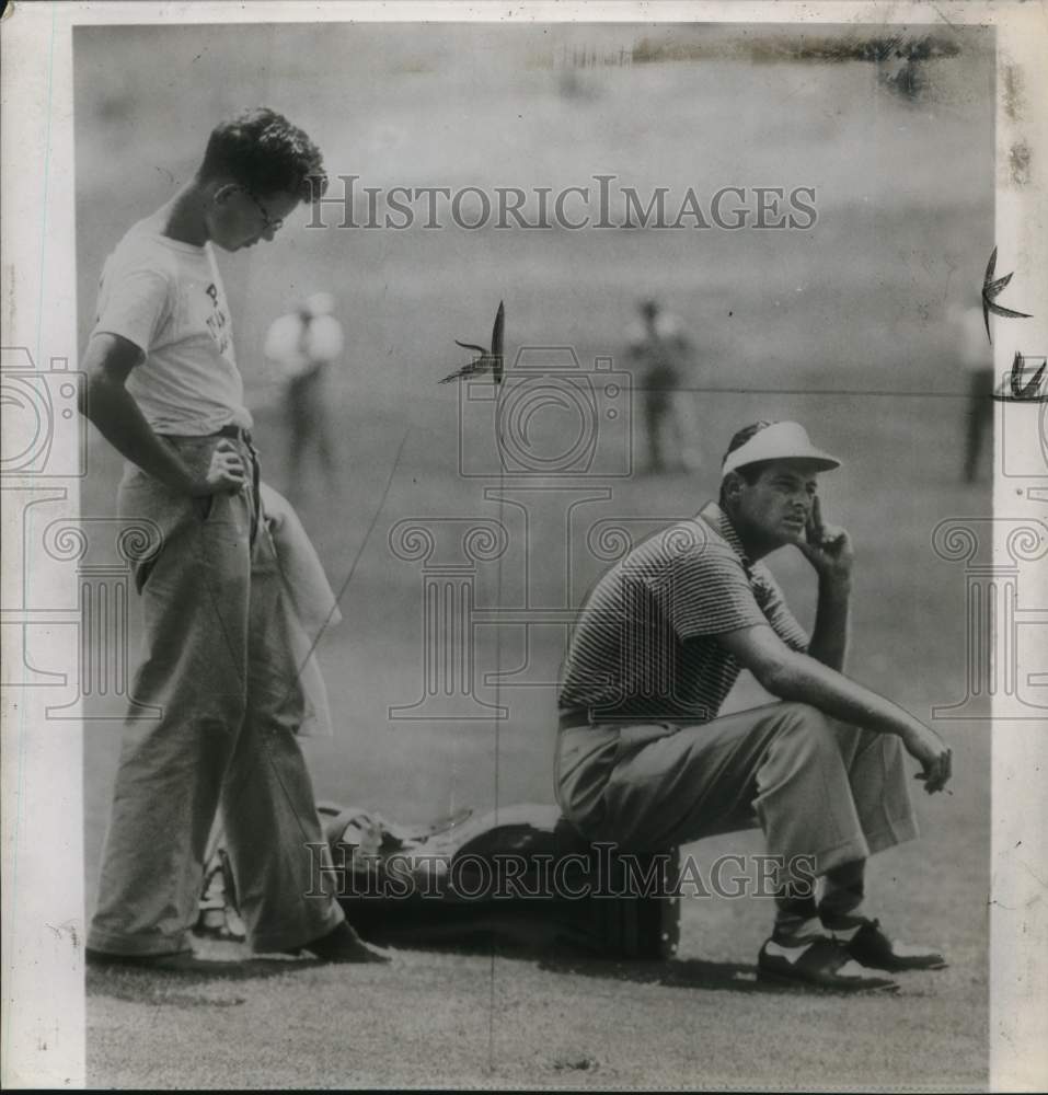 1958 Press Photo Golfer Cary Middlecoff &amp; Caddie Rest on Course - hps06057 - Historic Images