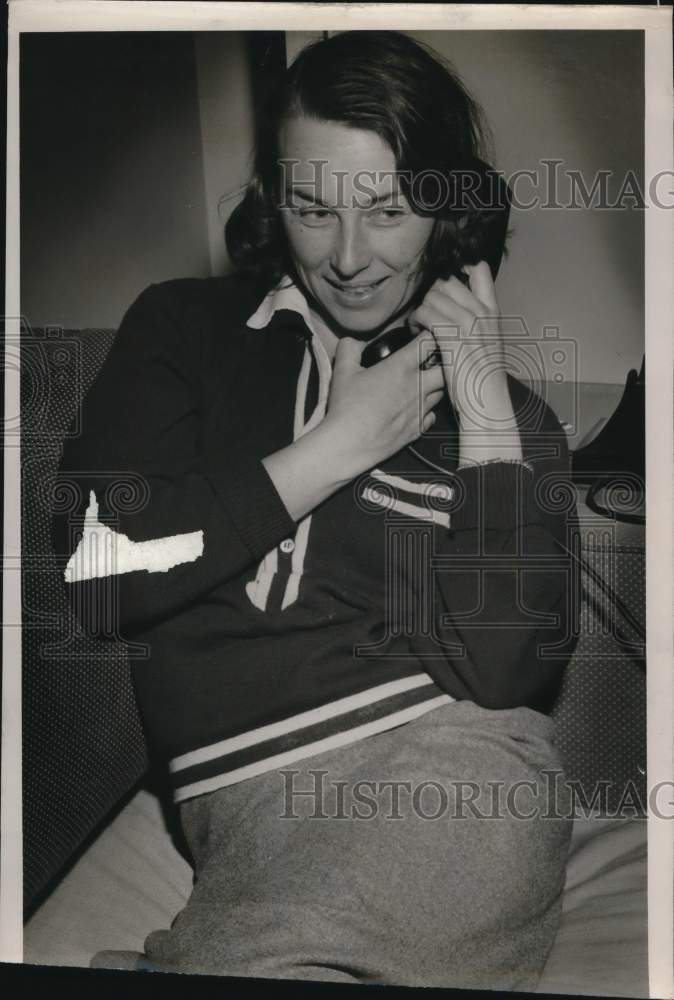 1957 Press Photo Former tennis player Gertrude Moran talks on telephone. - Historic Images