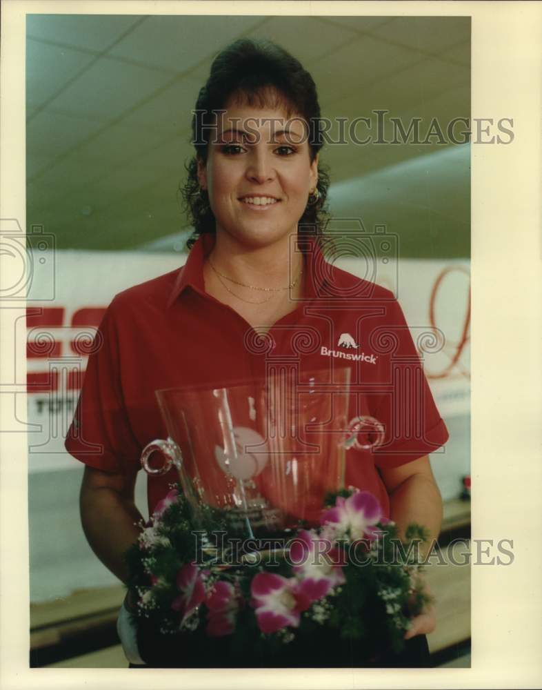 1989 Press Photo Bowler Michelle Mullen holds trophy. - hps06404 - Historic Images