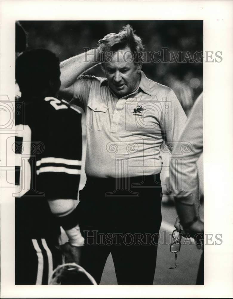 1983 Press Photo Rice football Ray Alborn talks with player #28. - Historic Images