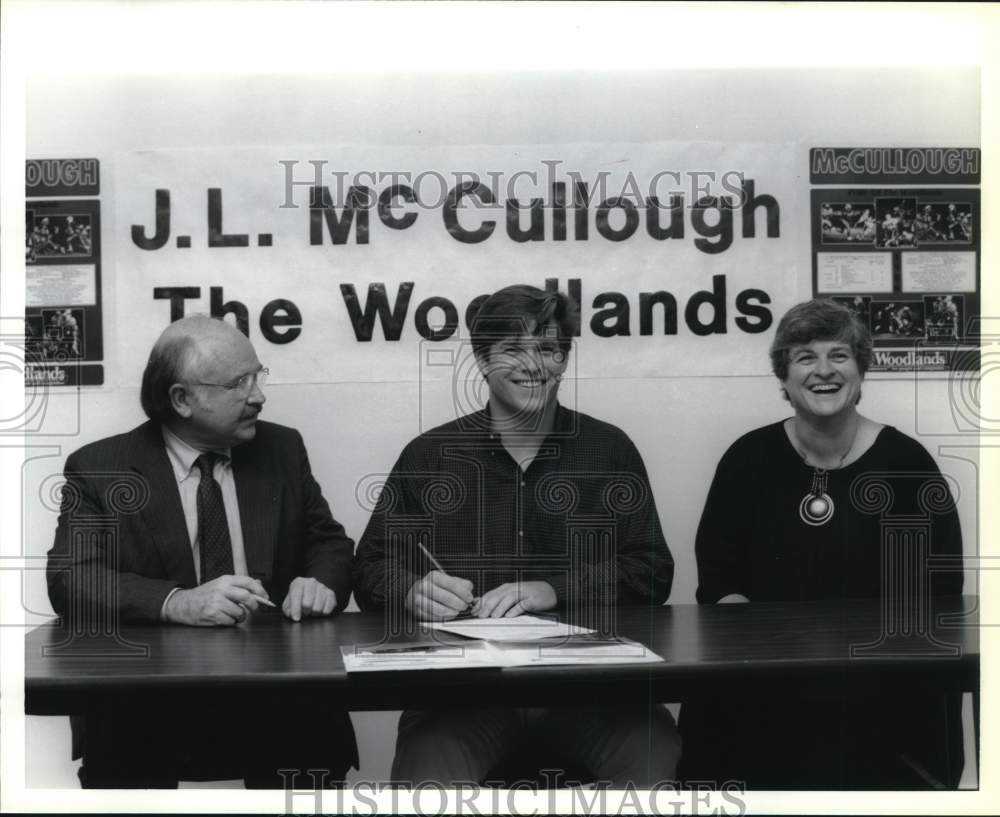 Press Photo Mike Wylie signs with Rice University Football Program - hps07016 - Historic Images