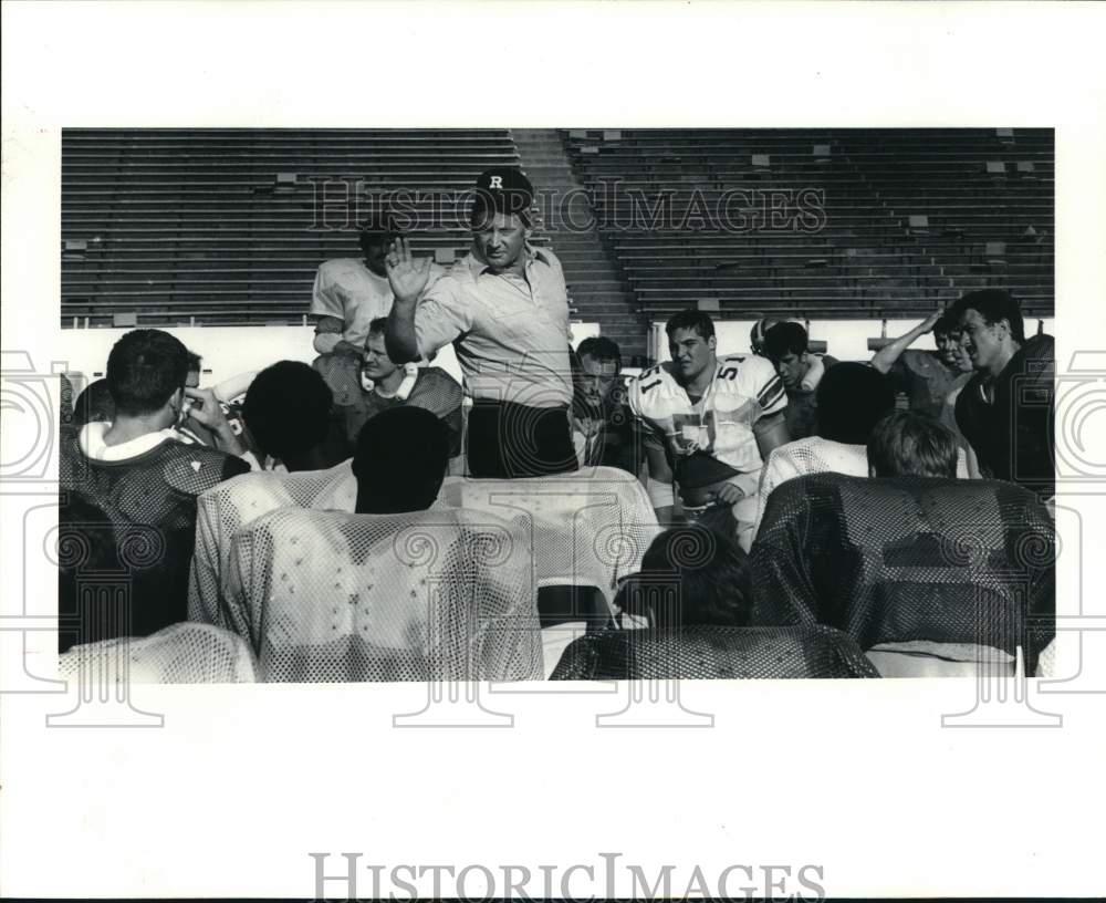 1981 Press Photo Rice University football Ray Alborn huddles with players - Historic Images