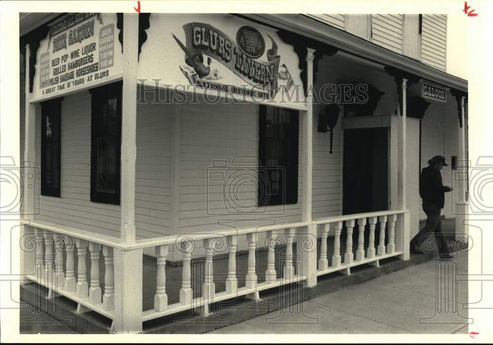 1986 Press Photo Patron leaves Glur&#39;s Tavern in Columbus, Nebraska - hps07238- Historic Images