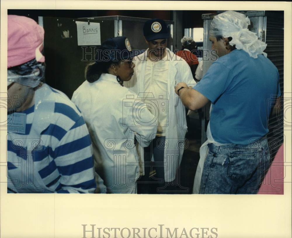 1990 Press Photo Dorthy Cenegal and Kenith Clark serve dinner in Houston, Texas - Historic Images