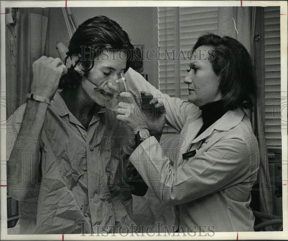 1973 Press Photo Jochewed Werch, Director of Bloodbank checks David Taylor - Historic Images