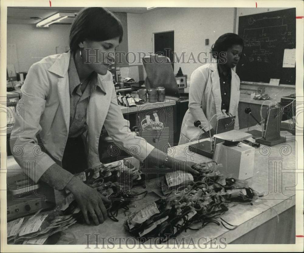 1977 Press Photo Lab techs Karen Cartwright and Brenda Jones prepare blood- Historic Images