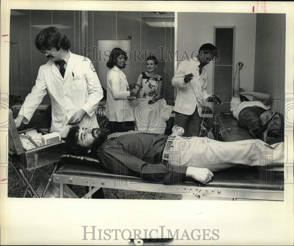 1976 Press Photo Donors and technicians during blood donation in Houston, Texas - Historic Images