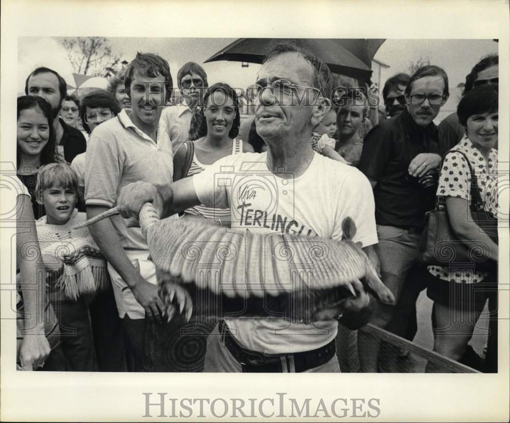 1978 Press Photo Man holds Armadillo in front of Spectators - hps07551 - Historic Images