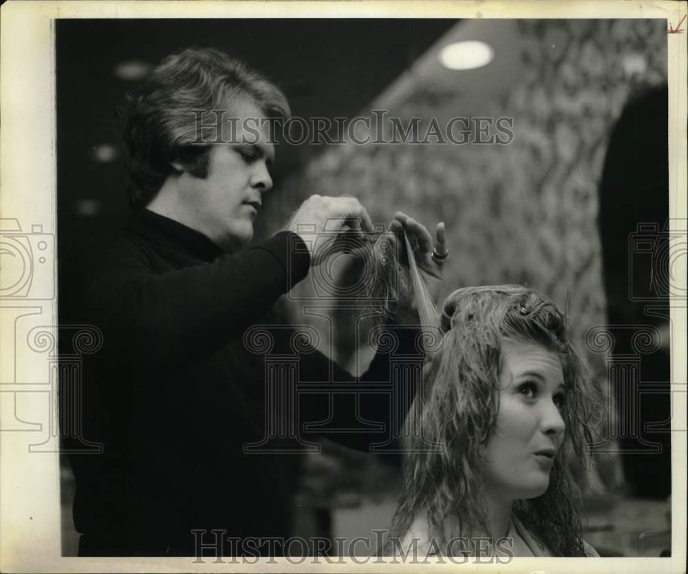 1971 Press Photo Sakowitz Hair dresser Lyndon Johnson styles patrons hair.- Historic Images