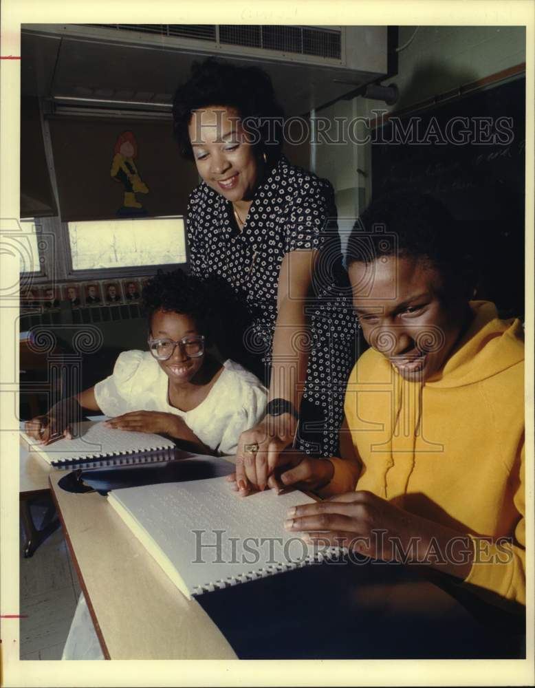 1990 Press Photo Houston students, teacher read newspaper supplements in Braille - Historic Images