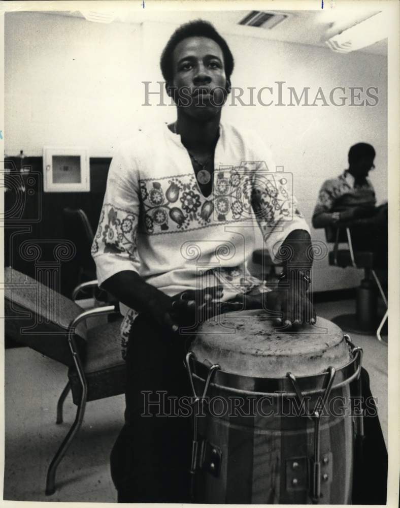 1977 Press Photo Paul Knott provides music at Afro-American celebration in TX- Historic Images