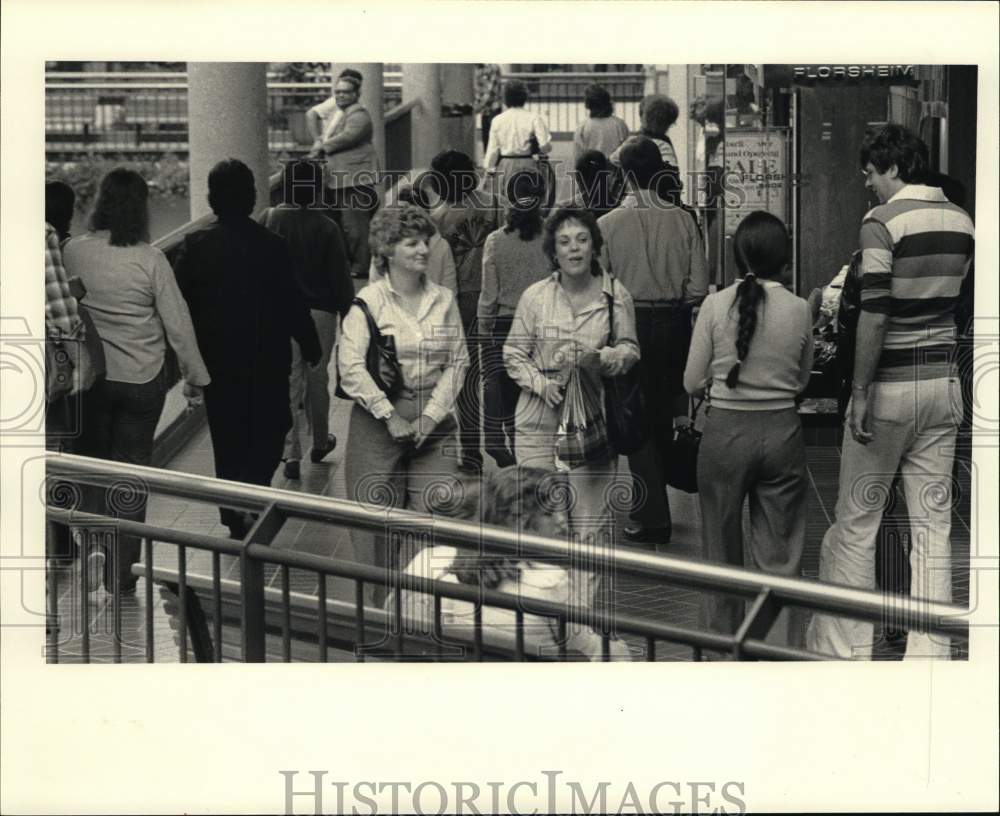 1983 Press Photo Shoppers at Town N&#39; Country Mall - hps08022 - Historic Images