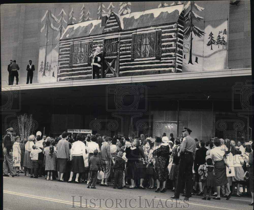 1960 Press Photo Patrons outside Store on Thanksgiving Day - hps08030 - Historic Images