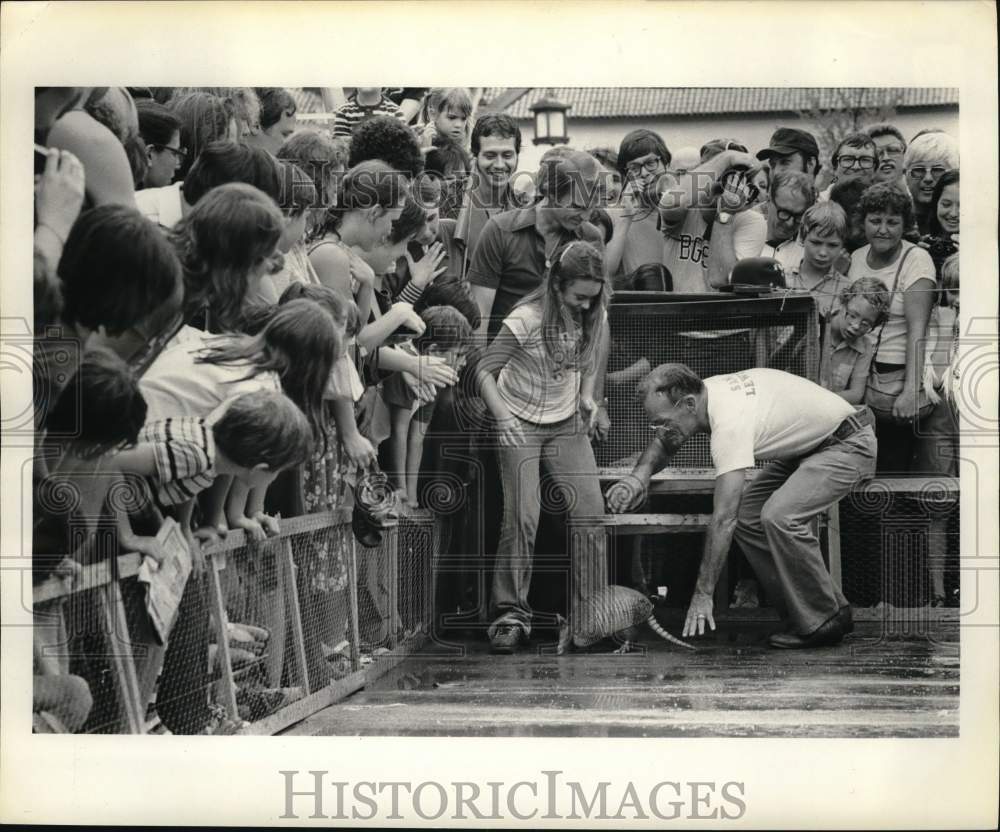 1978 Press Photo Spectators watch Armadillo Race - hps08163 - Historic Images