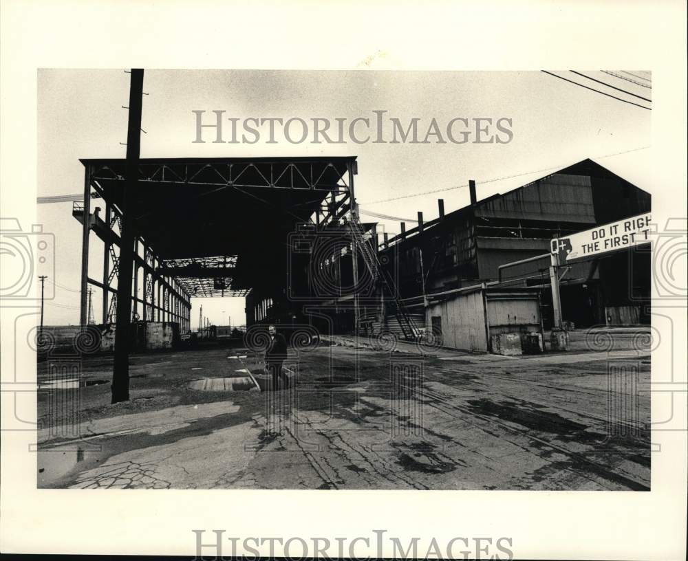 1983 Press Photo Armco Steel Worker Ends Shift at Closed Plant, Houston- Historic Images