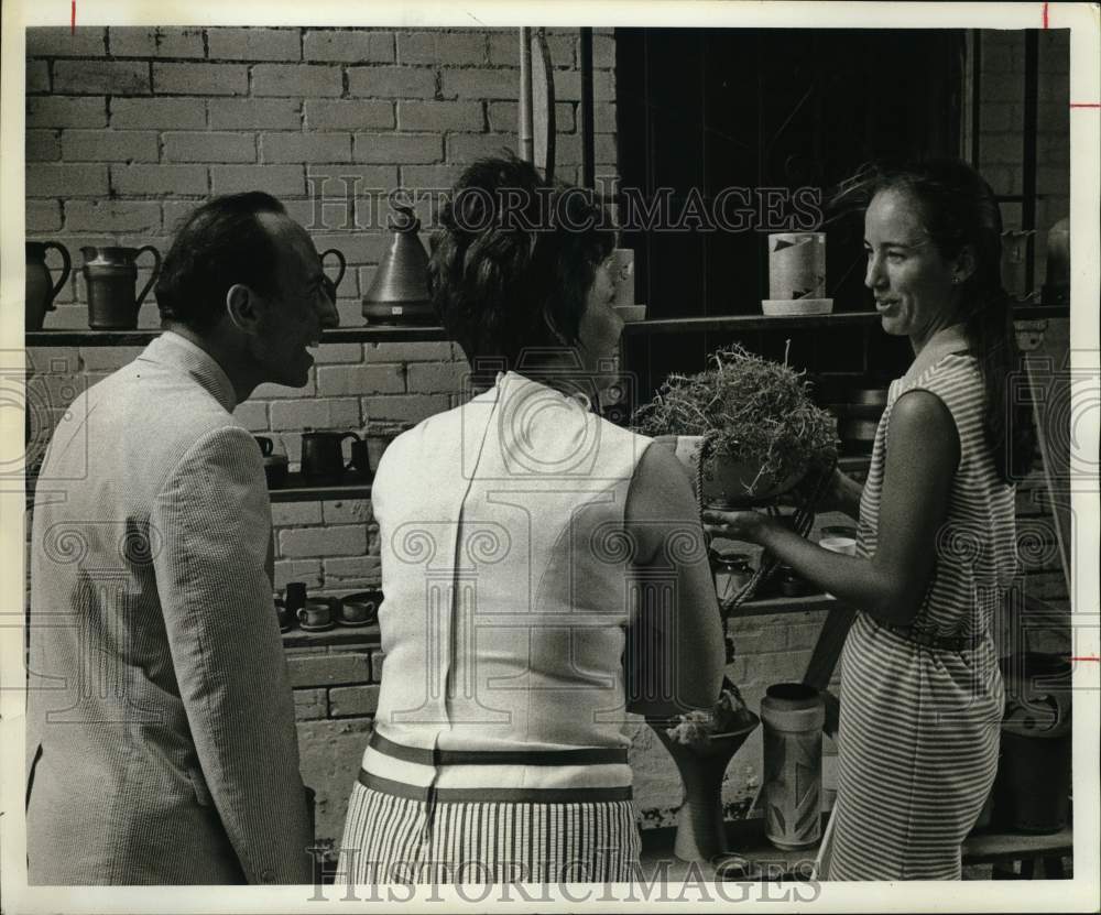 1969 Press Photo Mr. and Mrs. Benjamin Hammond, Peggy Moore discuss Pottery - Historic Images