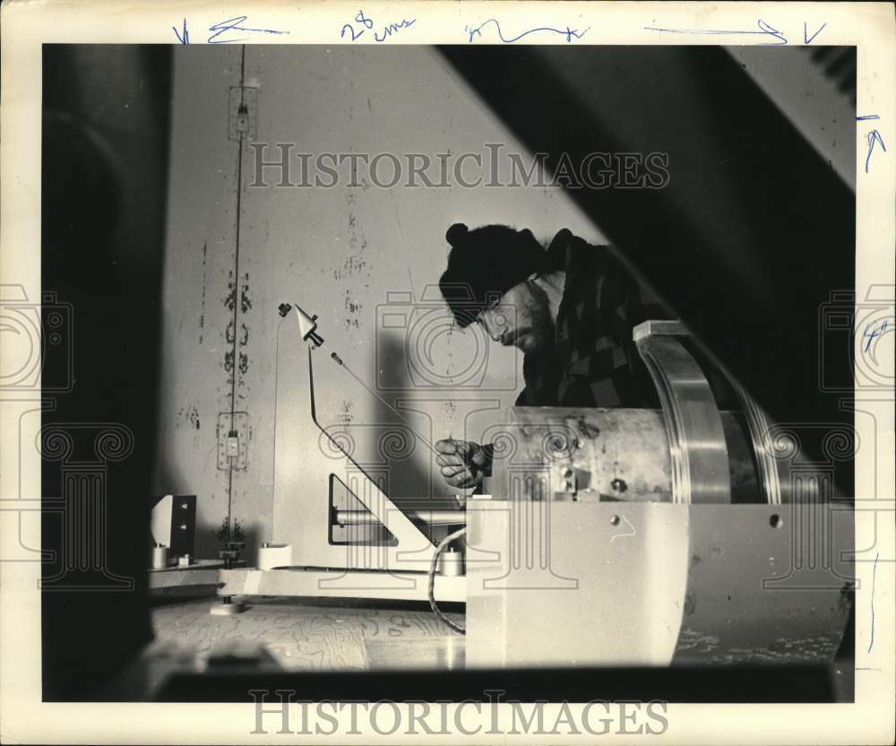 1964 Press Photo Herbert Pearson with Seismograph at Byrd Station in Antarctica- Historic Images