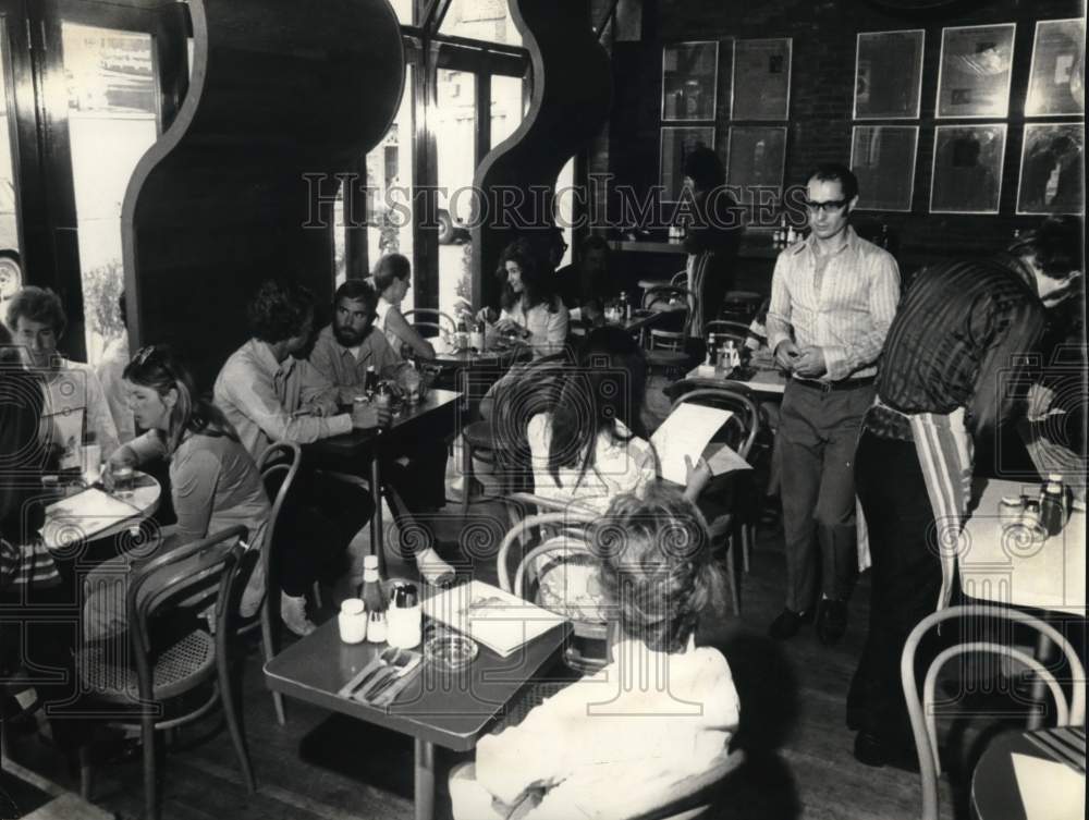 1970 Press Photo Waiters with Patrons in Youth-Oriented Restaurant - hps08267- Historic Images