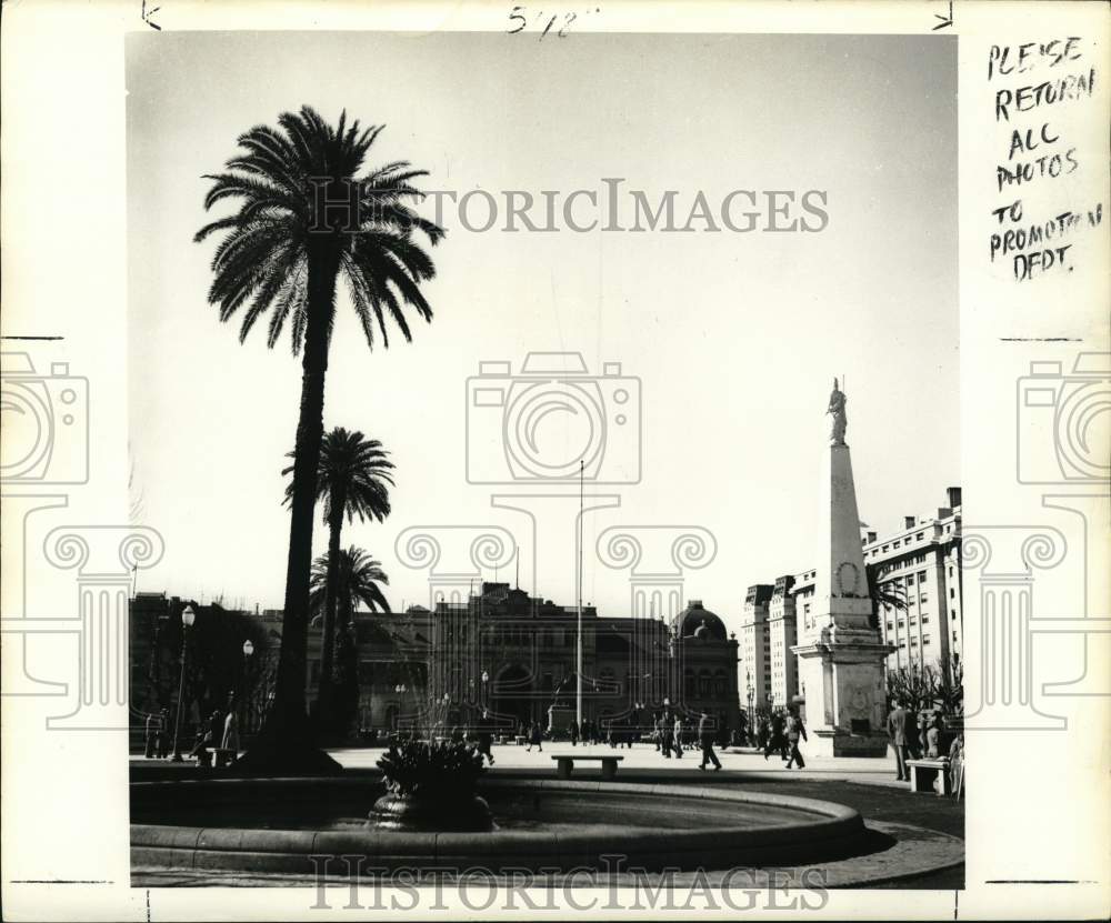 1960 Press Photo Casa Rosado across Plaza de Mayo, Buenos Aires, Argentina - Historic Images