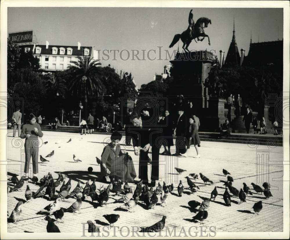 1960 Press Photo Birds fed in Park Scene in Buenos Aires, Argentina - hps08357 - Historic Images