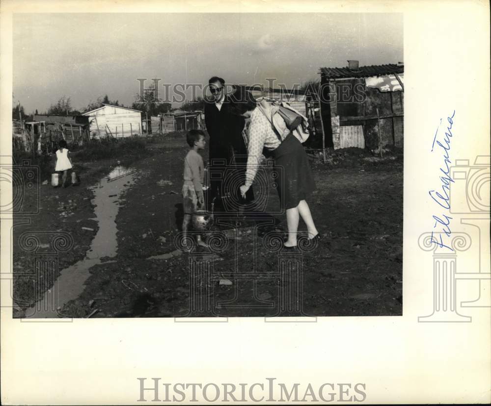 1964 Press Photo Americans in Buenos Aires, Argentina Slum with Children - Historic Images