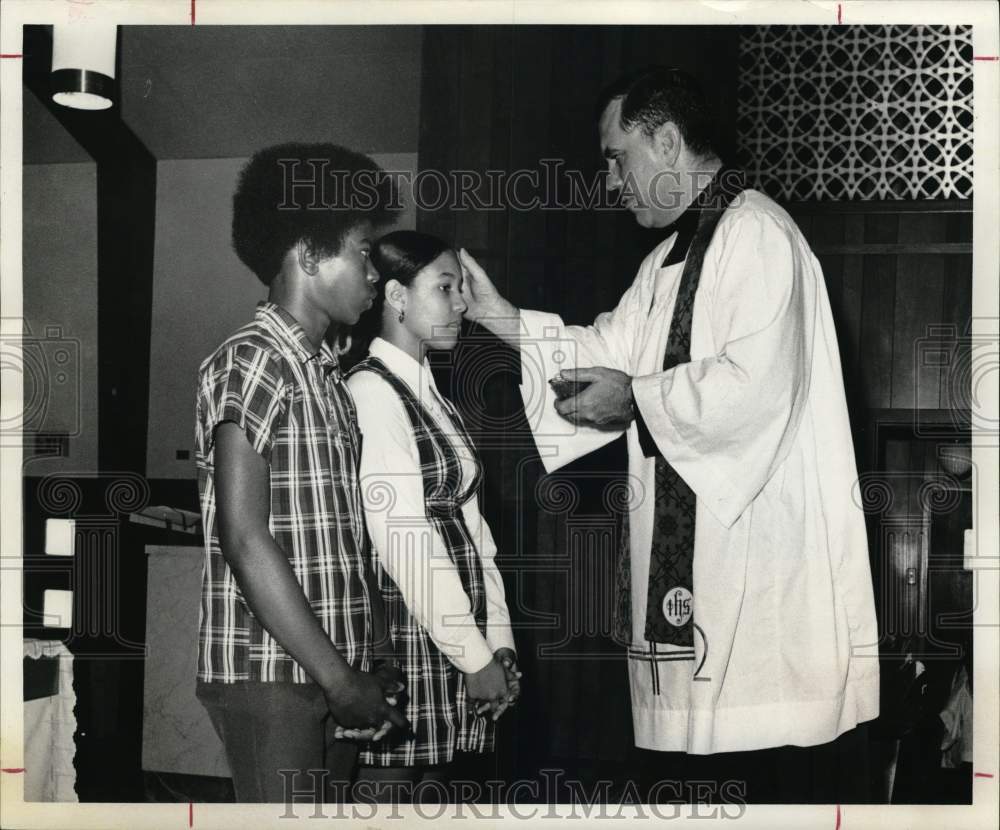 1975 Press Photo Reverend Henry Dickson, Mother of Mercy Church, Ash Wednesday - Historic Images