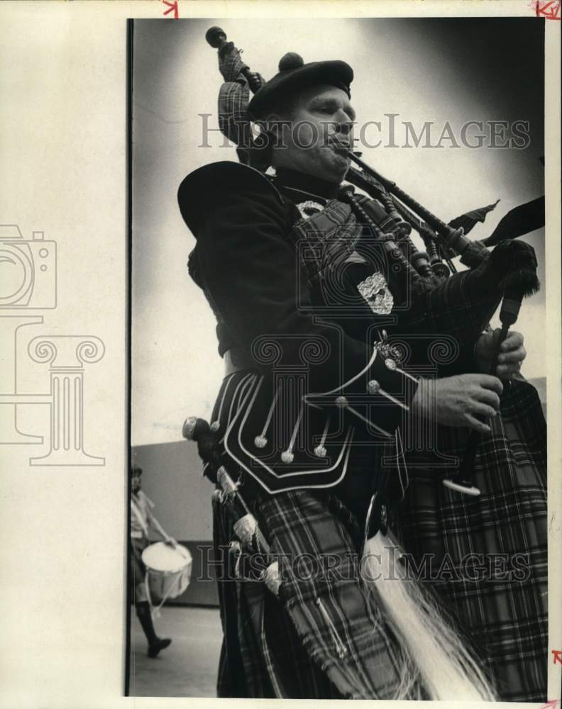 1973 Press Photo Bag Piper plays Bagpipes in Houston, Texas - hps08592 - Historic Images